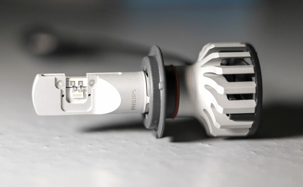 Diodové žárovky mají na zadní straně ventilátor s chladičem, a proto se nepřipojují konektorem napřímo, ale přes kabel s koncovkou
