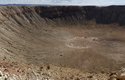 Drtivý dopad. Kilometrový Barringerův kráter v Arizoně vznikl po zhruba padesátimetrového meteoritu před 49 tisíci lety. Dopad ovlivnil jen okolní život.