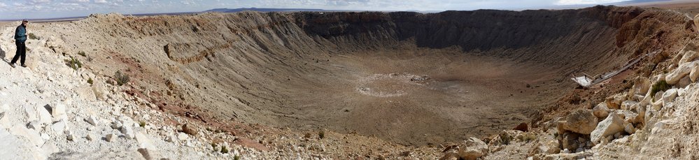 Drtivý dopad. Kilometrový Barringerův kráter v Arizoně vznikl po zhruba padesátimetrového meteoritu před 49 tisíci lety. Dopad ovlivnil jen okolní život.