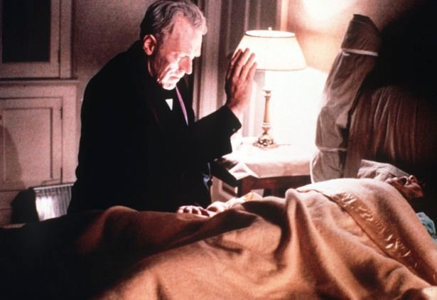 Pamatujete si nemocniční scénu z filmu Vymítač ďábla? Klidného lékaře si zahrál skutečný sériový vrah!