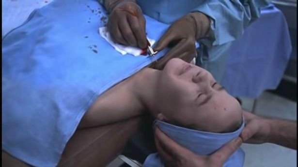 Pamatujete si nemocniční scénu z filmu Vymítač ďábla? Klidného lékaře si zahrál skutečný sériový vrah!