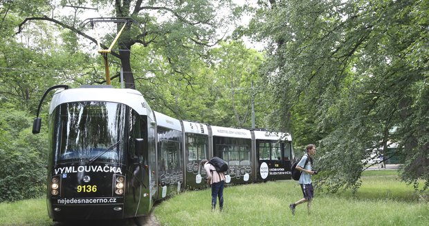Ulicemi Prahy budou jezdit dvě nové, nápadně černé tramvaje. Tzv. Vymlouvačky seznámí cestující s nejapnými výmluvami odhalených černých pasažérů k tomu, proč nemají platný jízdní doklad.