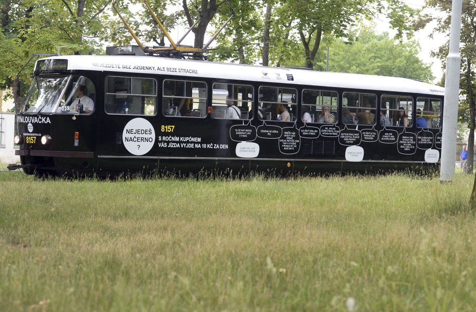 Tramvaje jsou nápadné svým černým vzhledem.