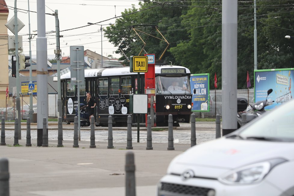 Ulicemi Prahy budou jezdit dvě nové, nápadně černé tramvaje. Tzv. Vymlouvačky seznámí cestující s nejapnými výmluvami odhalených černých pasažérů k tomu, proč nemají platný jízdní doklad.