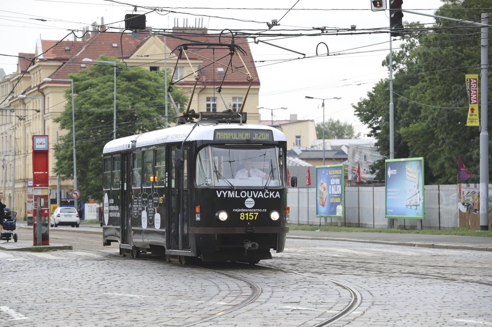 Ulicemi Prahy budou jezdit dvě nové, nápadně černé tramvaje. Tzv. Vymlouvačky seznámí cestující s nejapnými výmluvami odhalených černých pasažérů k tomu, proč nemají platný jízdní doklad.