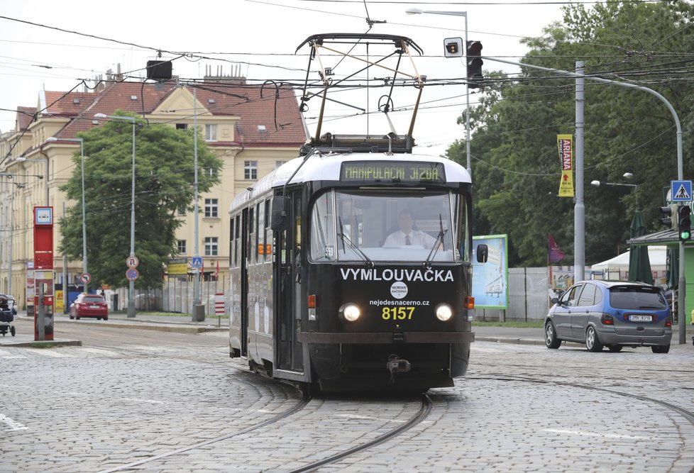 Ulicemi Prahy budou jezdit dvě nové, nápadně černé tramvaje. Tzv. Vymlouvačky seznámí cestující s nejapnými výmluvami odhalených černých pasažérů k tomu, proč nemají platný jízdní doklad.