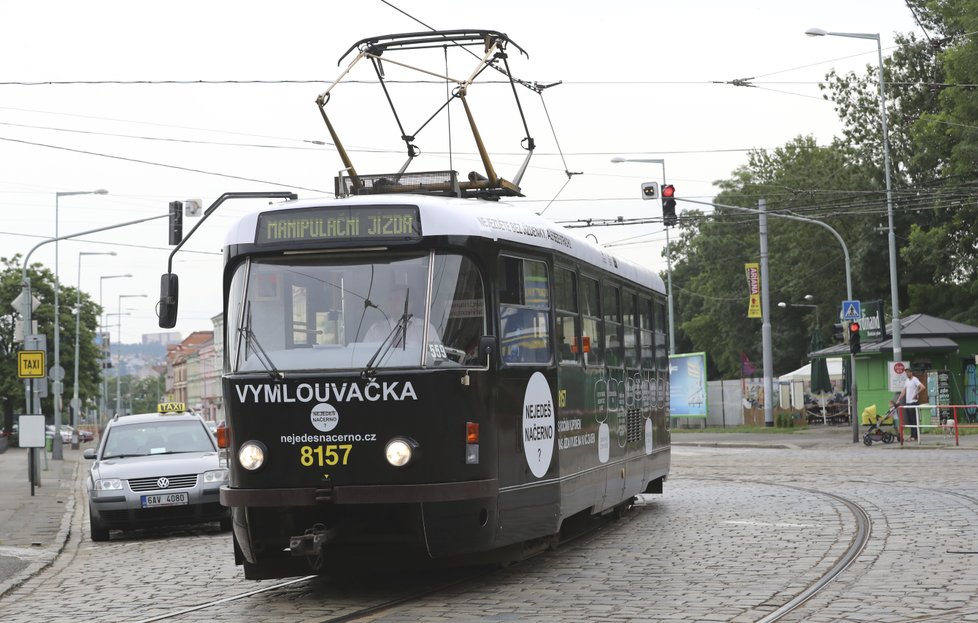 Ulicemi Prahy budou jezdit dvě nové, nápadně černé tramvaje. Tzv. Vymlouvačky seznámí cestující s nejapnými výmluvami odhalených černých pasažérů k tomu, proč nemají platný jízdní doklad.