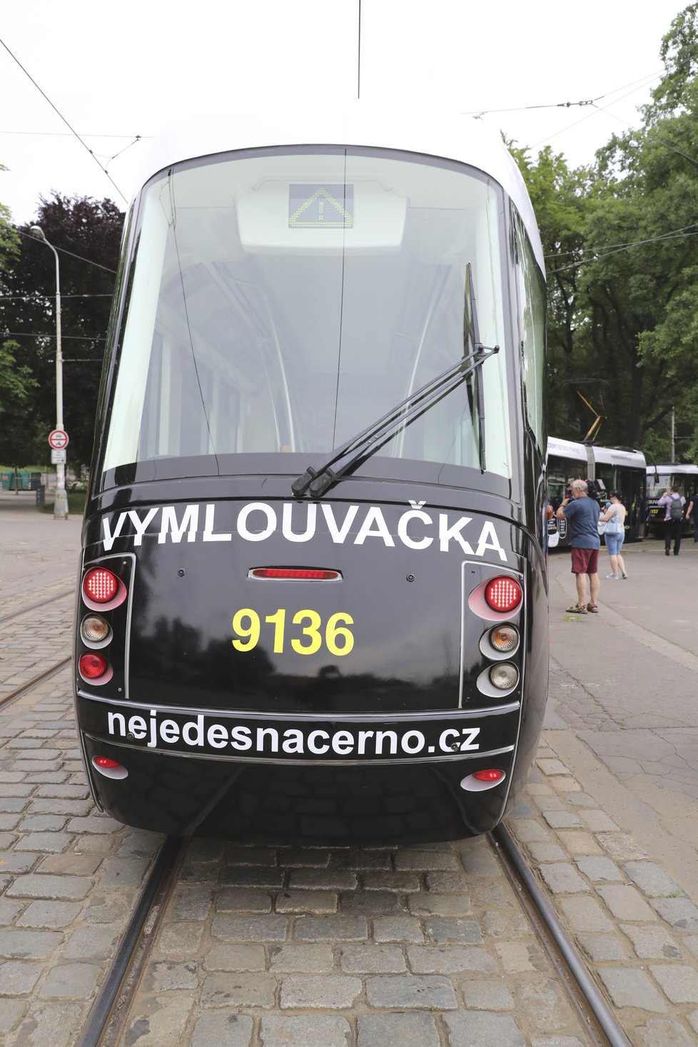 Ulicemi Prahy budou jezdit dvě nové, nápadně černé tramvaje. Tzv. Vymlouvačky seznámí cestující s nejapnými výmluvami odhalených černých pasažérů k tomu, proč nemají platný jízdní doklad.