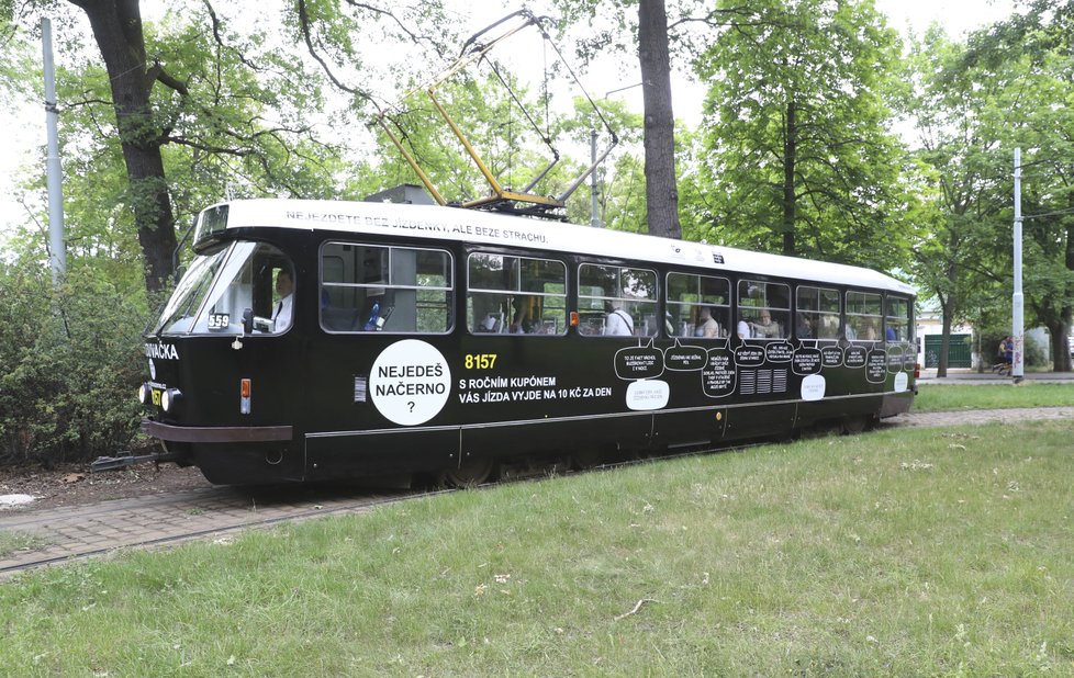 Ulicemi Prahy budou jezdit dvě nové, nápadně černé tramvaje. Tzv. Vymlouvačky seznámí cestující s nejapnými výmluvami odhalených černých pasažérů k tomu, proč nemají platný jízdní doklad.