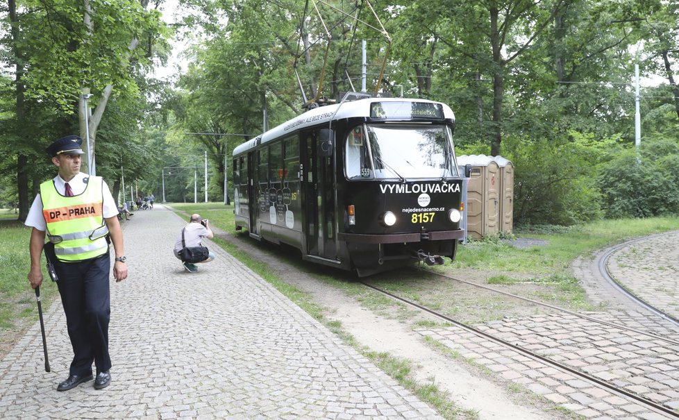 Ulicemi Prahy budou jezdit dvě nové, nápadně černé tramvaje. Tzv. Vymlouvačky seznámí cestující s nejapnými výmluvami odhalených černých pasažérů k tomu, proč nemají platný jízdní doklad.