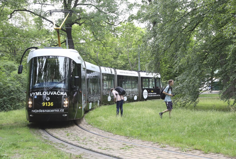 Ulicemi Prahy budou jezdit dvě nové, nápadně černé tramvaje. Tzv. Vymlouvačky seznámí cestující s nejapnými výmluvami odhalených černých pasažérů k tomu, proč nemají platný jízdní doklad.