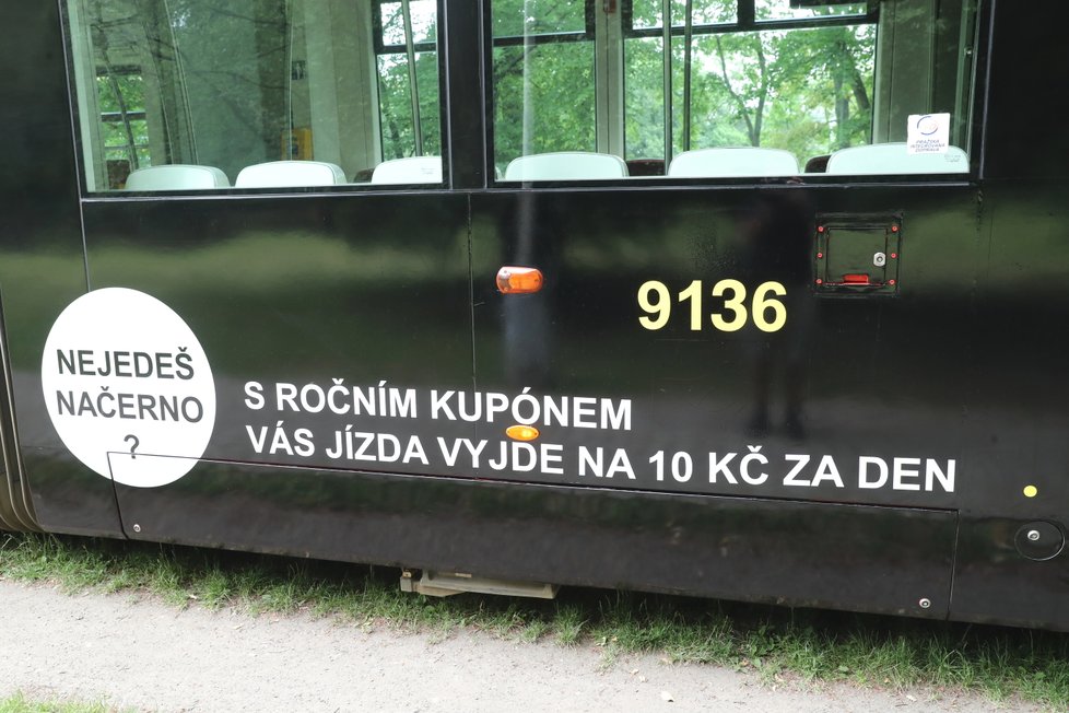 Ulicemi Prahy budou jezdit dvě nové, nápadně černé tramvaje. Tzv. Vymlouvačky seznámí cestující s nejapnými výmluvami odhalených černých pasažérů k tomu, proč nemají platný jízdní doklad.