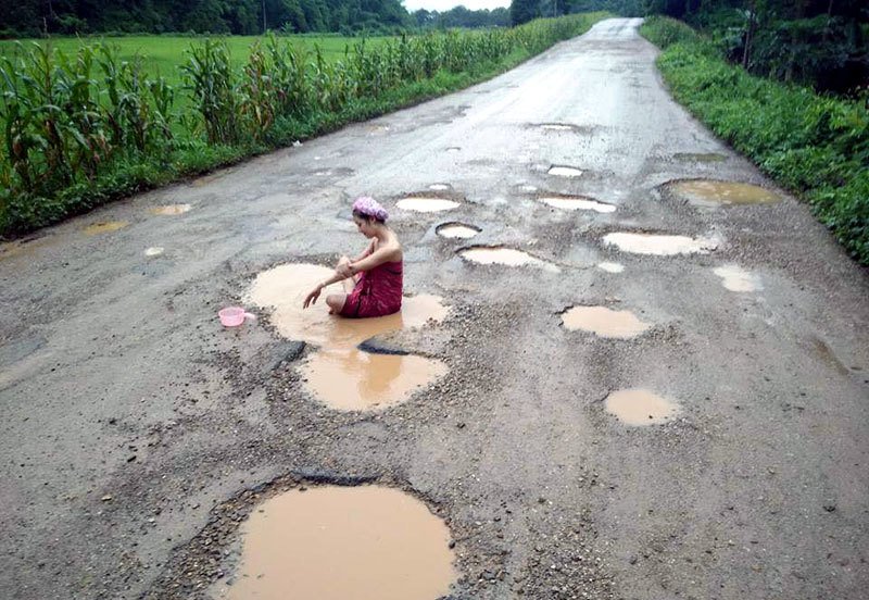 Thajská Palm poukazuje na žalostný stav komunikací koupáním v asfaltových kráterech