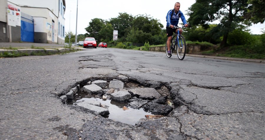 Silnice v Česku dlouhodobě připomínají spíše tankodrom. Výmoly, výtluky, trhliny, prohlubně. Jak chcete. Prostě díry. Ta vůbec nejhorší je v Praze!