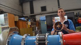 Mladý vědec Martin Hudec představuje stator nové dvoustupňové vírové turbíny (vpředu), kterou nyní testují v laboratorní hale VUT v Brně.