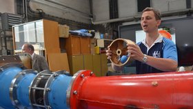 Mladý vědec Martin Hudec představuje stator nové dvoustupňové vírové turbíny (vpředu), kterou nyní testují v laboratorní hale VUT v Brně.