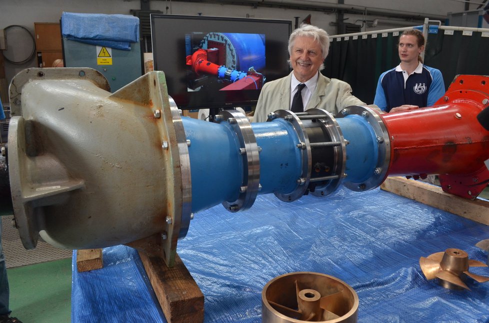 Šéf vědeckého týmu František Pochylý pózuje u světově unikátní turbíny, kterou si nechali brněnští strojaři patentovat. Vpravo je člen týmu Luděk Koutný.