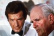 Desmond Llewelyn v roli Q a Roger Moore coby agent James Bond ve filmu Chobotnička.