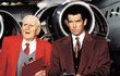 Desmond Llewelyn v roli Q a Pierce Brosnan coby agent James Bond ve filmu Zítřek nikdy neumírá.