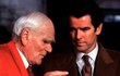 Desmond Llewelyn v roli Q a Pierce Brosnan coby agent James Bond ve filmu Zítřek nikdy neumírá.