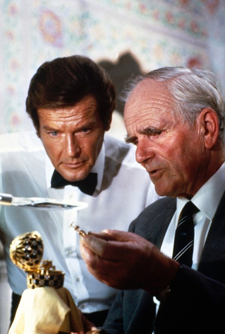 Pierce Brosnan a Desmond Llewelyn ve filmu Chobotnička.