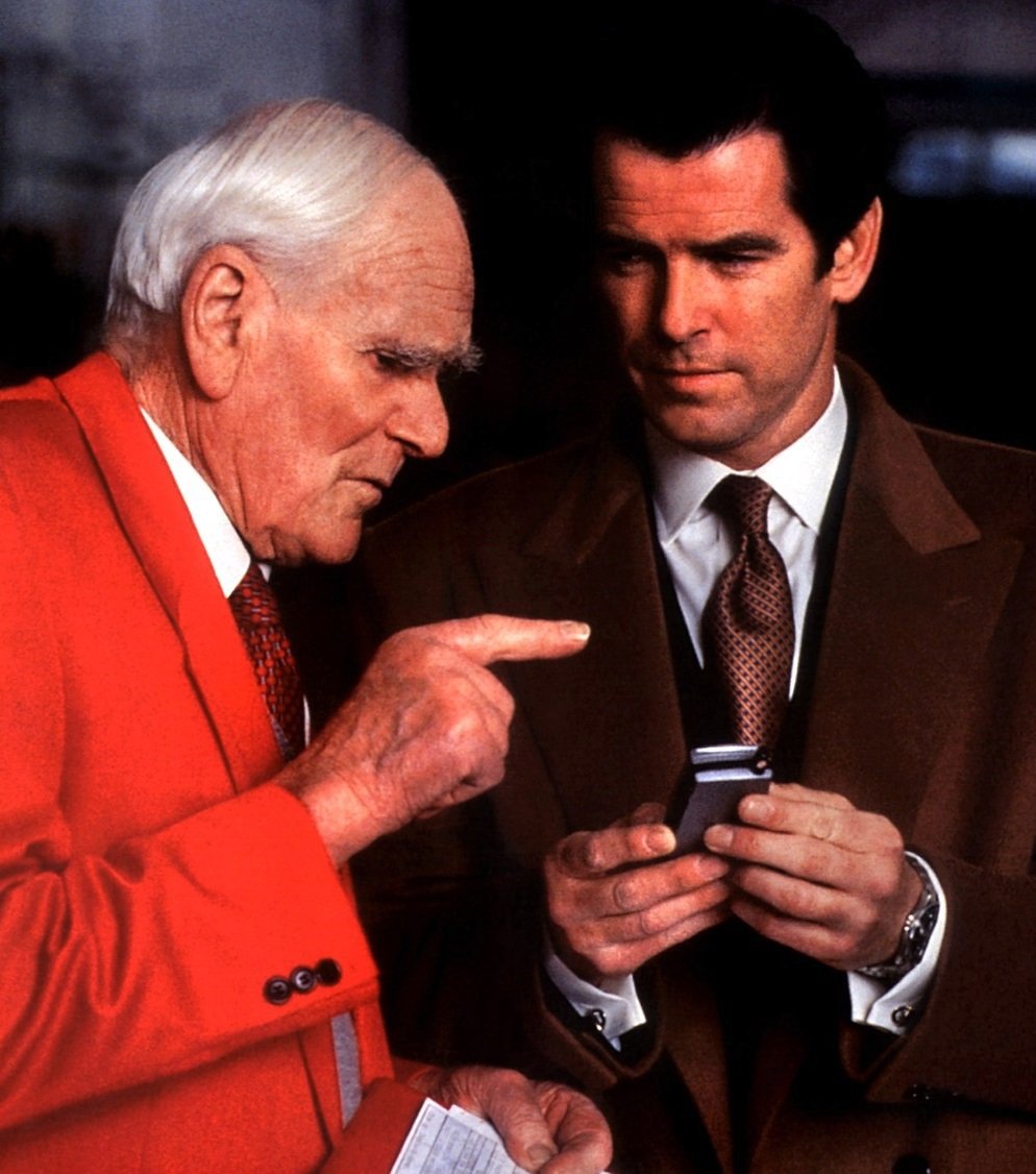 Pierce Brosnan a Desmond Llewelyn ve filmu Zítřek nikdy neumírá.