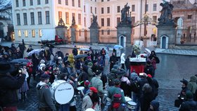 Poslední den mandátu prezidenta Zemana se na Pražském hradě a v podhradí konal happening - vynášení Zemany, podle starého českého zvyku vynášení Morany. Figuru Zemany účastníci snesli z Hradu na Karlův most, odkud ji měli zapálenou vhodit do vod řeky. (8. březen 2023)