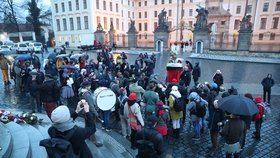 Poslední den mandátu prezidenta Zemana se na Pražském hradě a v podhradí konal happening - vynášení Zemany, podle starého českého zvyku vynášení Morany. Figuru Zemany účastníci snesli z Hradu na Karlův most, odkud ji měli zapálenou vhodit do vod řeky. (8. březen 2023)