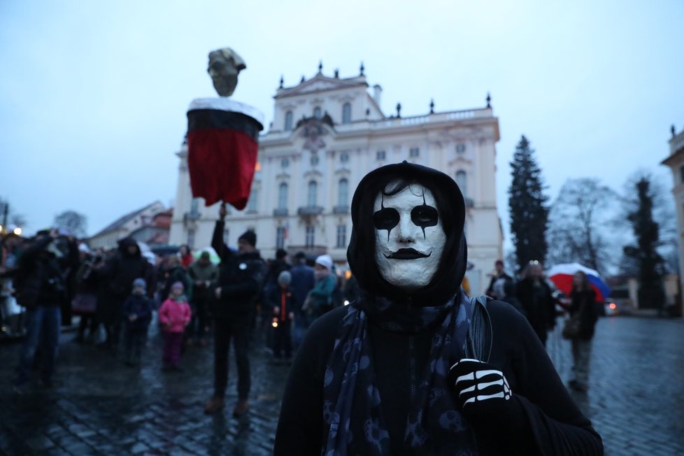 Poslední den mandátu prezidenta Zemana se na Pražském hradě a v podhradí konal happening - vynášení Zemany, podle starého českého zvyku vynášení Morany. Figuru Zemany účastníci snesli z Hradu na Karlův most, odkud ji měli zapálenou vhodit do vod řeky. (8. březen 2023)