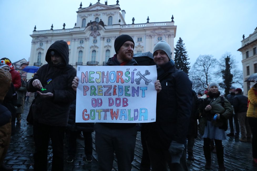 Poslední den mandátu prezidenta Zemana se na Pražském hradě a v podhradí konal happening - vynášení Zemany, podle starého českého zvyku vynášení Morany. Figuru Zemany účastníci snesli z Hradu na Karlův most, odkud ji měli zapálenou vhodit do vod řeky. (8. březen 2023)