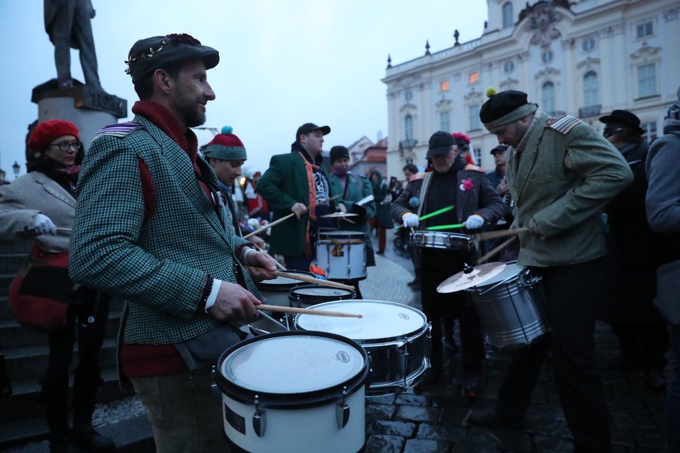 Poslední den mandátu prezidenta Zemana se na Pražském hradě a v podhradí konal happening - vynášení Zemany, podle starého českého zvyku vynášení Morany. Figuru Zemany účastníci snesli z Hradu na Karlův most, odkud ji měli zapálenou vhodit do vod řeky. (8. březen 2023)