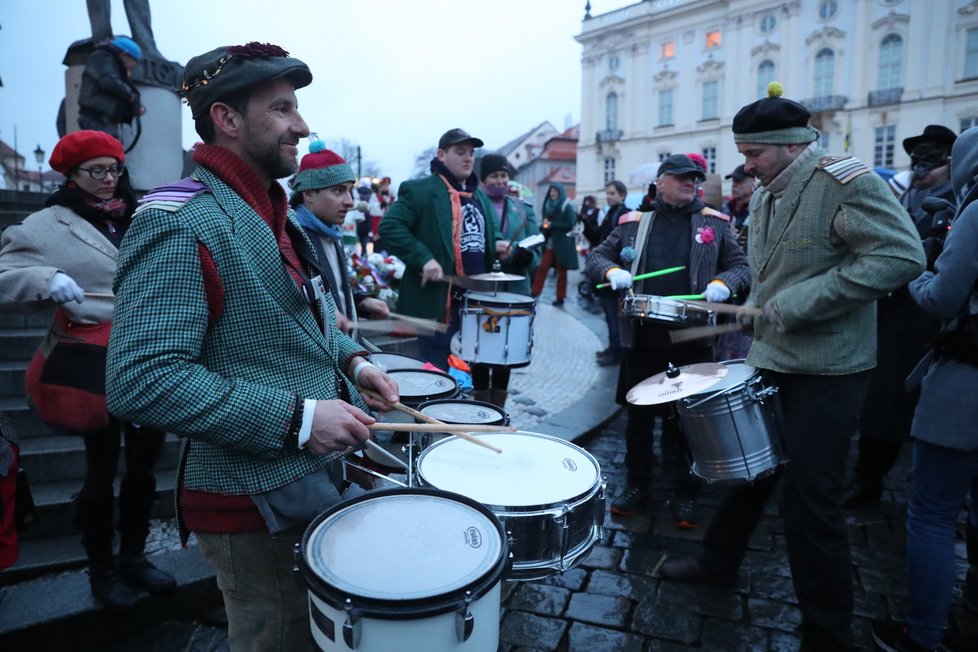 Poslední den mandátu prezidenta Zemana se na Pražském hradě a v podhradí konal happening - vynášení Zemany, podle starého českého zvyku vynášení Morany. Figuru Zemany účastníci snesli z Hradu na Karlův most, odkud ji měli zapálenou vhodit do vod řeky. (8. březen 2023)