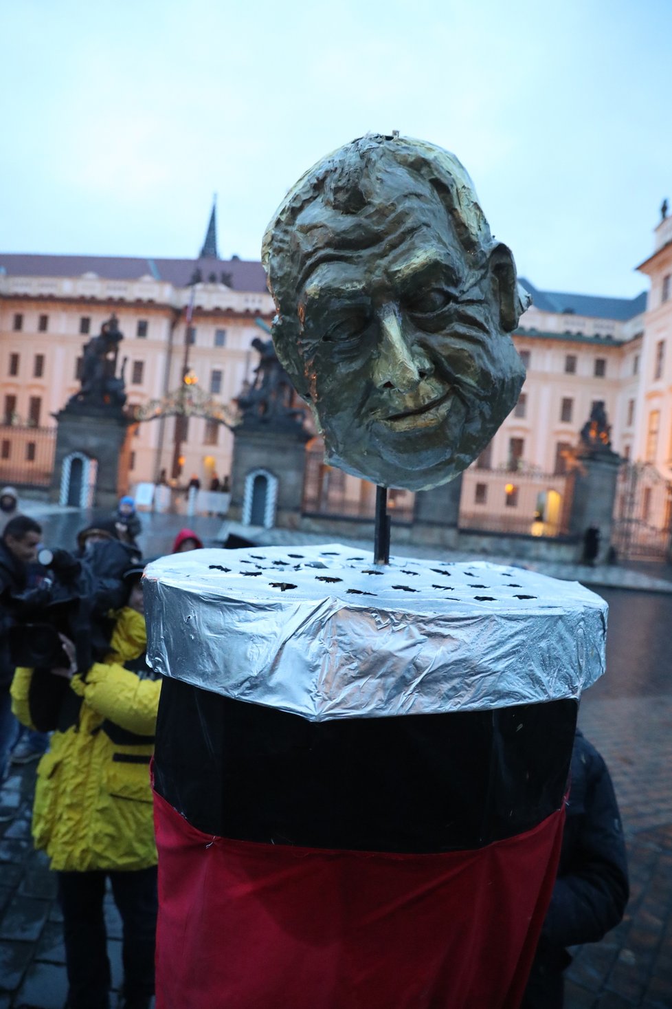 Poslední den mandátu prezidenta Zemana se na Pražském hradě a v podhradí konal happening - vynášení Zemany, podle starého českého zvyku vynášení Morany. Figuru Zemany účastníci snesli z Hradu na Karlův most, odkud ji měli zapálenou vhodit do vod řeky. (8. březen 2023)