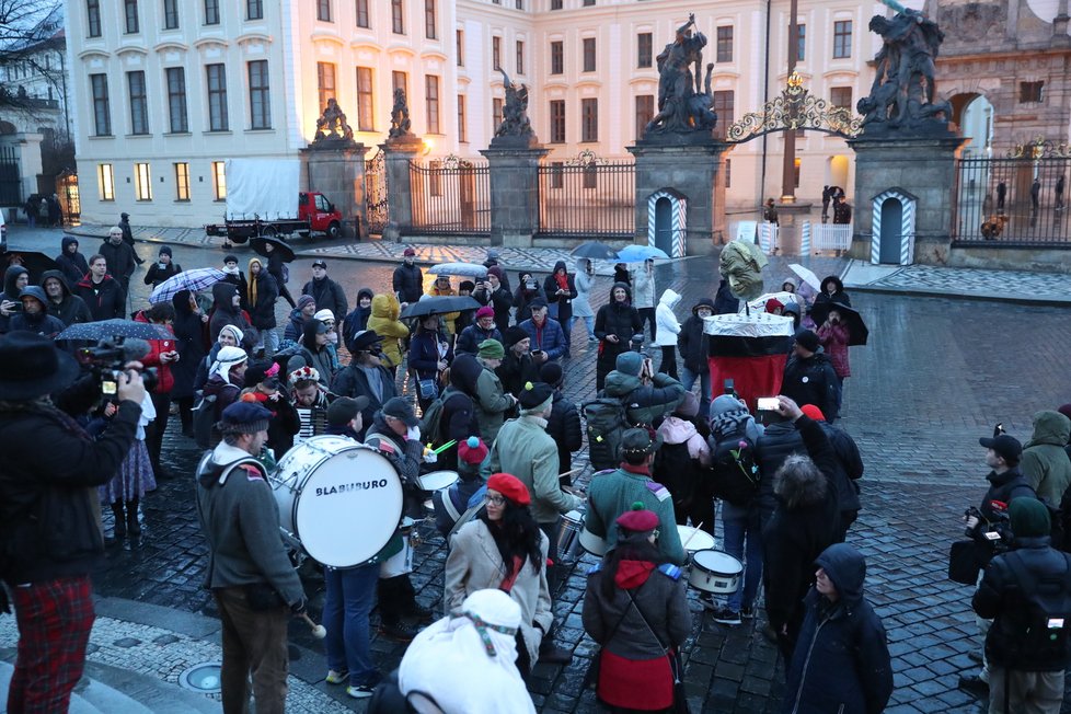 Poslední den mandátu prezidenta Zemana se na Pražském hradě a v podhradí konal happening - vynášení Zemany, podle starého českého zvyku vynášení Morany. Figuru Zemany účastníci snesli z Hradu na Karlův most, odkud ji měli zapálenou vhodit do vod řeky. (8. březen 2023)