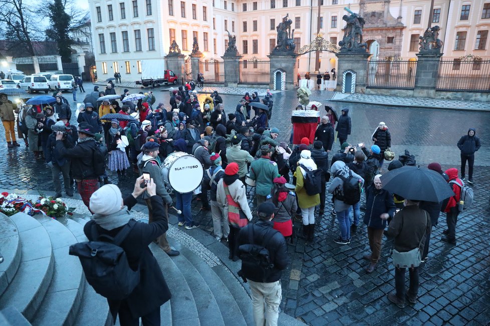 Poslední den mandátu prezidenta Zemana se na Pražském hradě a v podhradí konal happening - vynášení Zemany, podle starého českého zvyku vynášení Morany. Figuru Zemany účastníci snesli z Hradu na Karlův most, odkud ji měli zapálenou vhodit do vod řeky. (8. březen 2023)