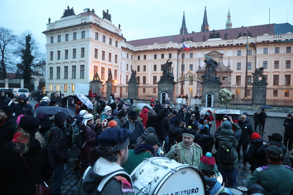 Poslední den mandátu prezidenta Zemana se na Pražském hradě a v podhradí konal happening - vynášení Zemany, podle starého českého zvyku vynášení Morany. Figuru Zemany účastníci snesli z Hradu na Karlův most, odkud ji měli zapálenou vhodit do vod řeky. (8. březen 2023)