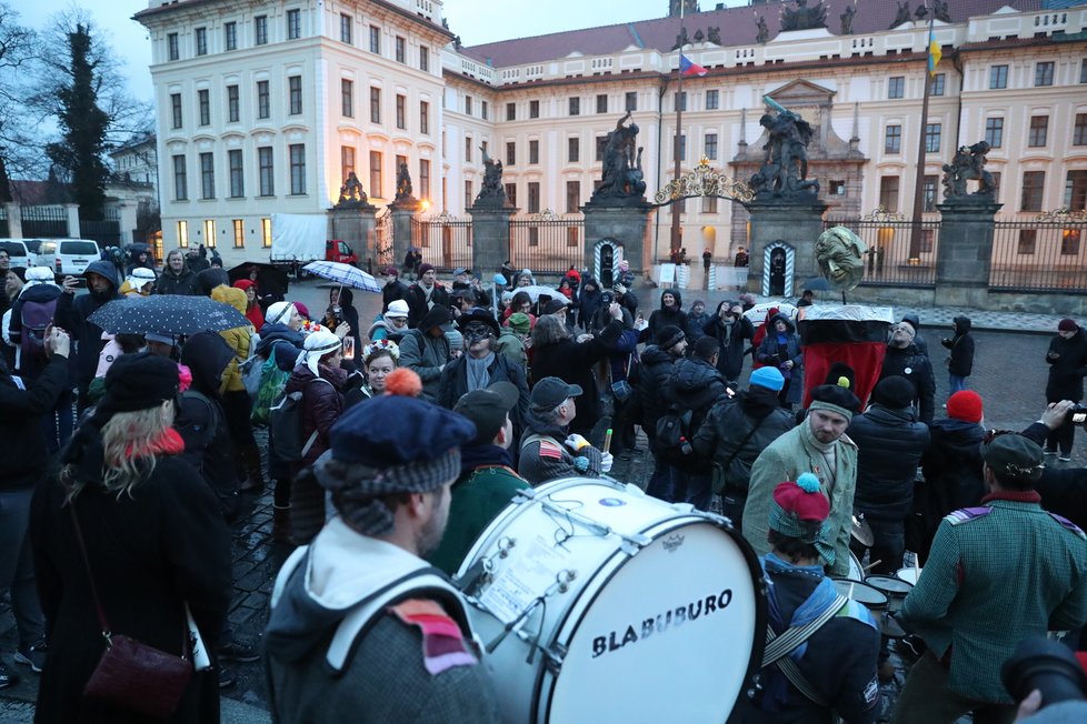 Poslední den mandátu prezidenta Zemana se na Pražském hradě a v podhradí konal happening - vynášení Zemany, podle starého českého zvyku vynášení Morany. Figuru Zemany účastníci snesli z Hradu na Karlův most, odkud ji měli zapálenou vhodit do vod řeky. (8. březen 2023)