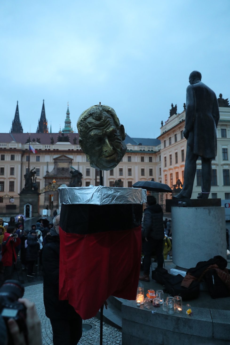 Poslední den mandátu prezidenta Zemana se na Pražském hradě a v podhradí konal happening - vynášení Zemany, podle starého českého zvyku vynášení Morany. Figuru Zemany účastníci snesli z Hradu na Karlův most, odkud ji měli zapálenou vhodit do vod řeky. (8. březen 2023)