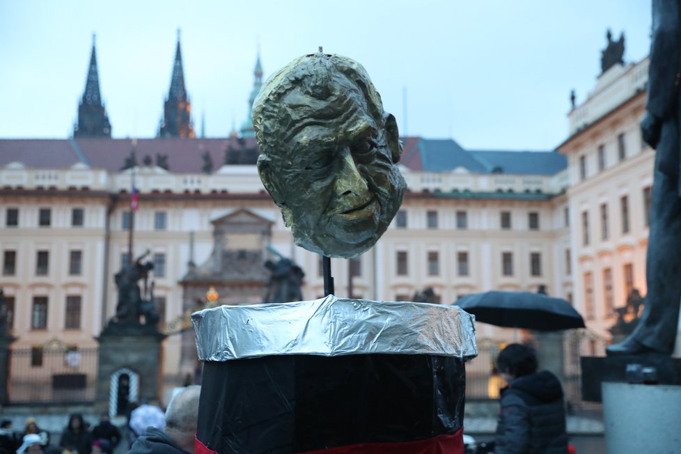 Poslední den mandátu prezidenta Zemana se na Pražském hradě a v podhradí konal happening - vynášení Zemany, podle starého českého zvyku vynášení Morany. Figuru Zemany účastníci snesli z Hradu na Karlův most, odkud ji měli zapálenou vhodit do vod řeky. (8. březen 2023)