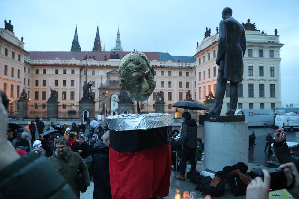 Poslední den mandátu prezidenta Zemana se na Pražském hradě a v podhradí konal happening - vynášení Zemany, podle starého českého zvyku vynášení Morany. Figuru Zemany účastníci snesli z Hradu na Karlův most, odkud ji měli zapálenou vhodit do vod řeky. (8. březen 2023)