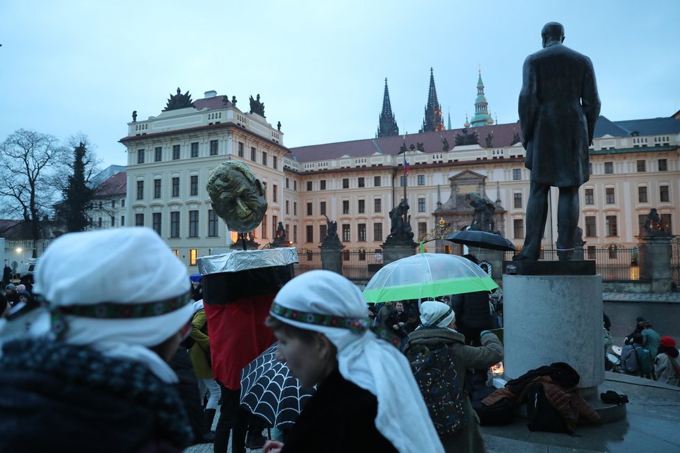 Poslední den mandátu prezidenta Zemana se na Pražském hradě a v podhradí konal happening - vynášení Zemany, podle starého českého zvyku vynášení Morany. Figuru Zemany účastníci snesli z Hradu na Karlův most, odkud ji měli zapálenou vhodit do vod řeky. (8. březen 2023)