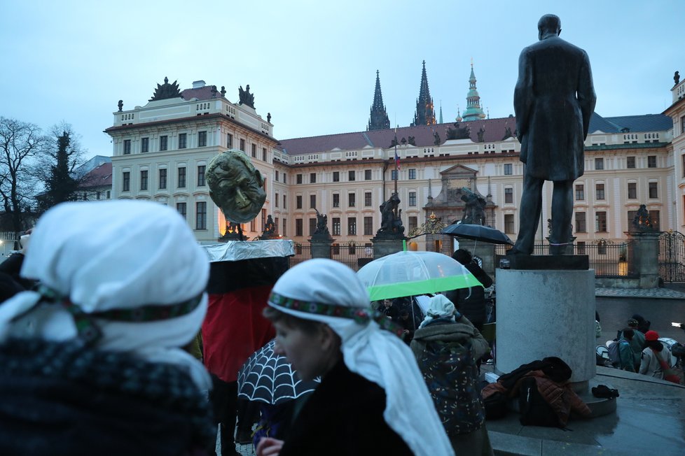 Poslední den mandátu prezidenta Zemana se na Pražském hradě a v podhradí konal happening - vynášení Zemany, podle starého českého zvyku vynášení Morany. Figuru Zemany účastníci snesli z Hradu na Karlův most, odkud ji měli zapálenou vhodit do vod řeky. (8. březen 2023)