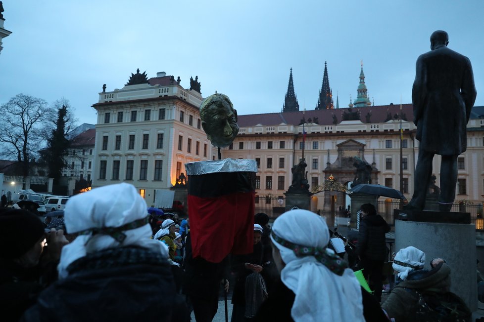 Poslední den mandátu prezidenta Zemana se na Pražském hradě a v podhradí konal happening - vynášení Zemany, podle starého českého zvyku vynášení Morany. Figuru Zemany účastníci snesli z Hradu na Karlův most, odkud ji měli zapálenou vhodit do vod řeky. (8. březen 2023)