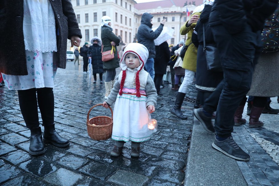 Poslední den mandátu prezidenta Zemana se na Pražském hradě a v podhradí konal happening - vynášení Zemany, podle starého českého zvyku vynášení Morany. Figuru Zemany účastníci snesli z Hradu na Karlův most, odkud ji měli zapálenou vhodit do vod řeky. (8. březen 2023)