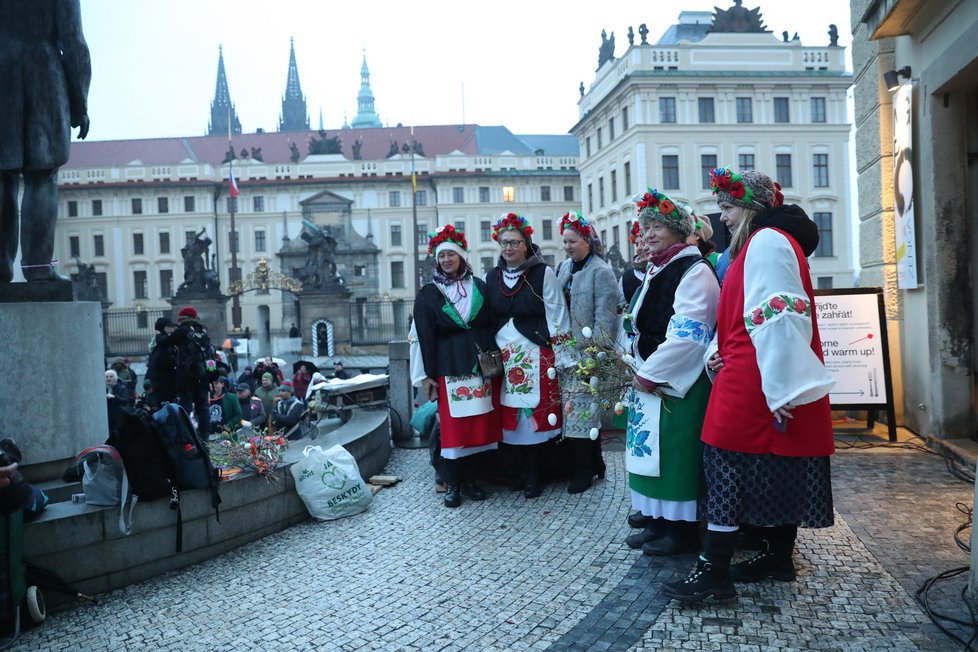 Poslední den mandátu prezidenta Zemana se na Pražském hradě a v podhradí konal happening - vynášení Zemany, podle starého českého zvyku vynášení Morany. Figuru Zemany účastníci snesli z Hradu na Karlův most, odkud ji měli zapálenou vhodit do vod řeky. (8. březen 2023)