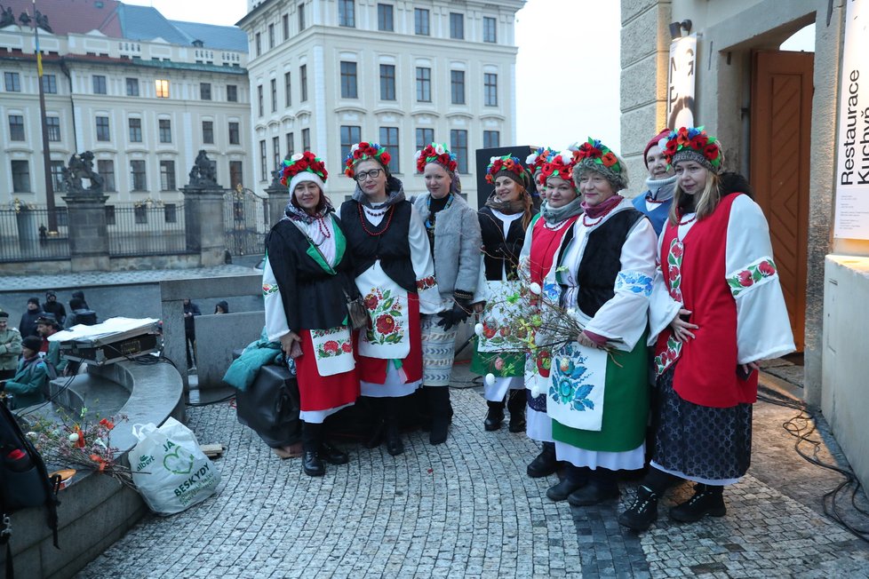 Poslední den mandátu prezidenta Zemana se na Pražském hradě a v podhradí konal happening - vynášení Zemany, podle starého českého zvyku vynášení Morany. Figuru Zemany účastníci snesli z Hradu na Karlův most, odkud ji měli zapálenou vhodit do vod řeky. (8. březen 2023)