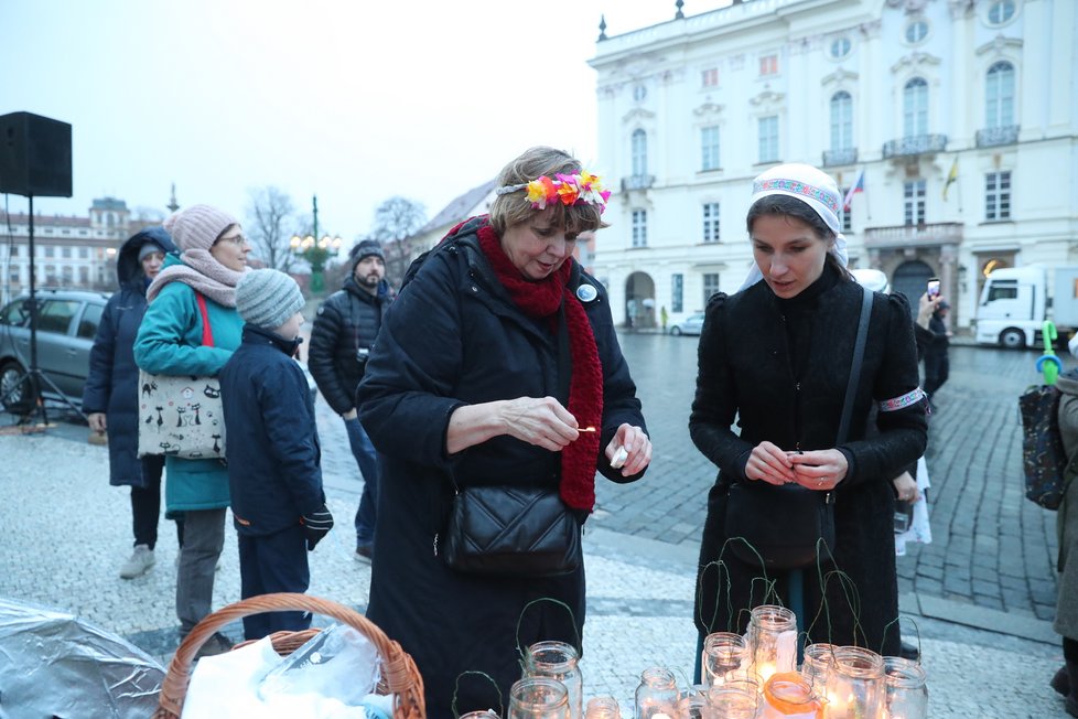 Poslední den mandátu prezidenta Zemana se na Pražském hradě a v podhradí konal happening - vynášení Zemany, podle starého českého zvyku vynášení Morany. Figuru Zemany účastníci snesli z Hradu na Karlův most, odkud ji měli zapálenou vhodit do vod řeky. (8. březen 2023)