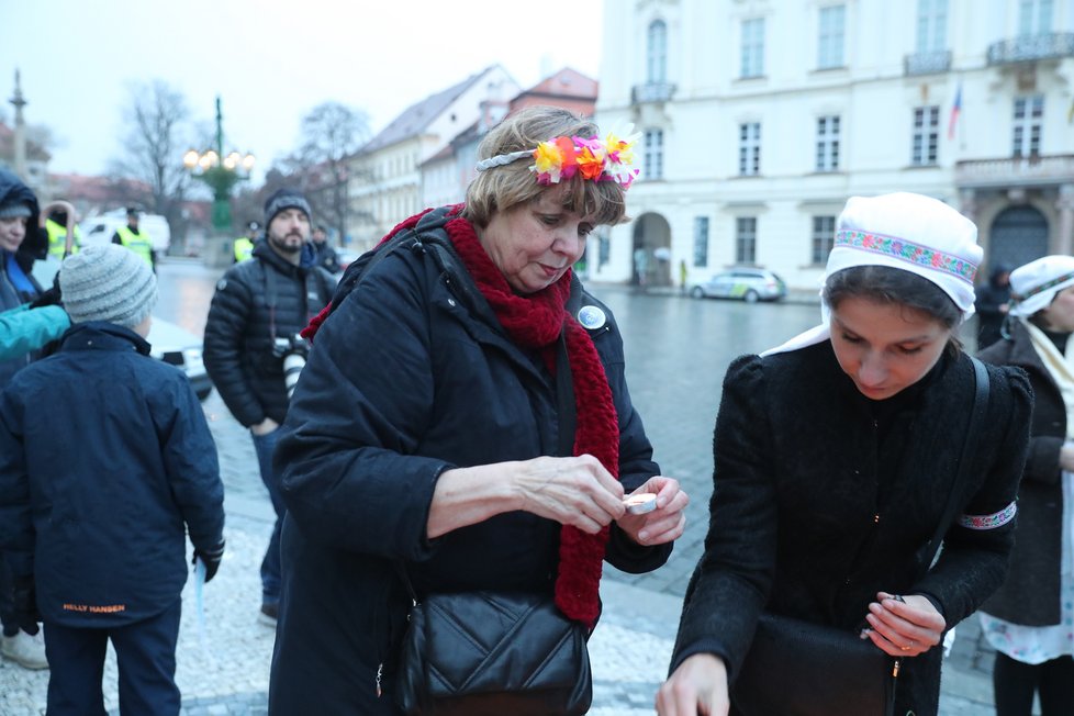 Poslední den mandátu prezidenta Zemana se na Pražském hradě a v podhradí konal happening - vynášení Zemany, podle starého českého zvyku vynášení Morany. Figuru Zemany účastníci snesli z Hradu na Karlův most, odkud ji měli zapálenou vhodit do vod řeky. (8. březen 2023)