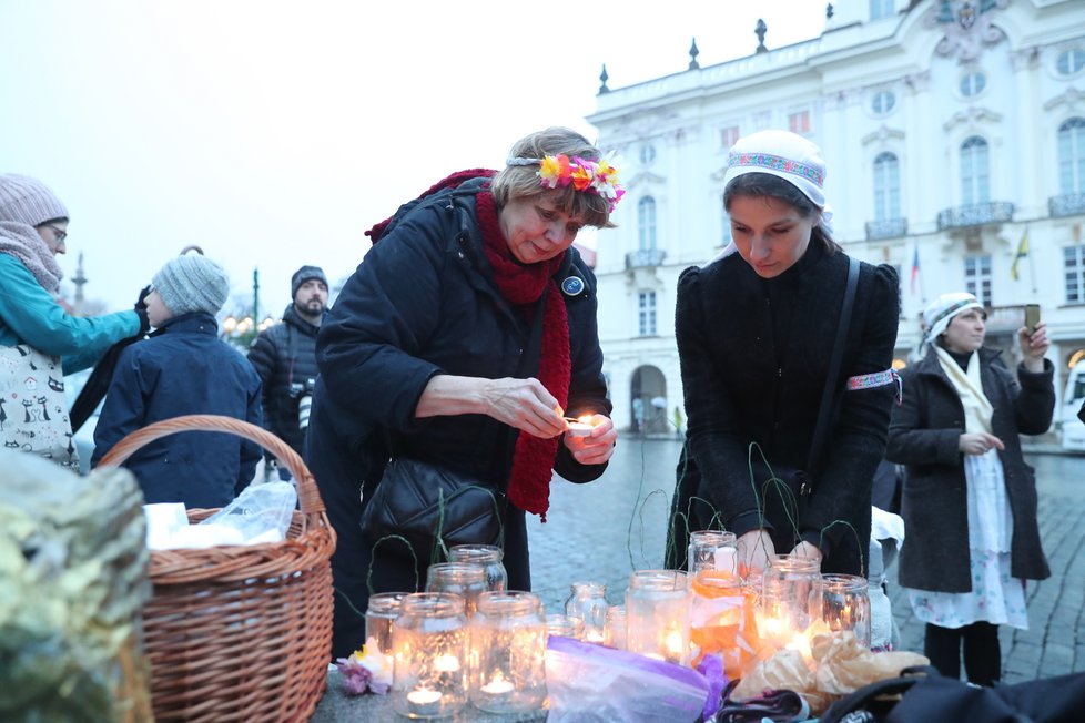 Poslední den mandátu prezidenta Zemana se na Pražském hradě a v podhradí konal happening - vynášení Zemany, podle starého českého zvyku vynášení Morany. Figuru Zemany účastníci snesli z Hradu na Karlův most, odkud ji měli zapálenou vhodit do vod řeky. (8. březen 2023)