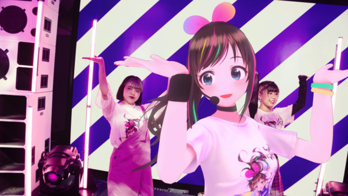 Japonská Kizuna AI před několika měsíci předvedla kolekci pro módní společnost Valentino. Uskutečnila i dva živé koncerty na YouTube, TikToku, čínské Bilibili a VR platformě Oculus Venues. Na oslavě svých narozenin vystoupila s živou lidskou kapelou v tokijské hudební hale Zepp Haneda.